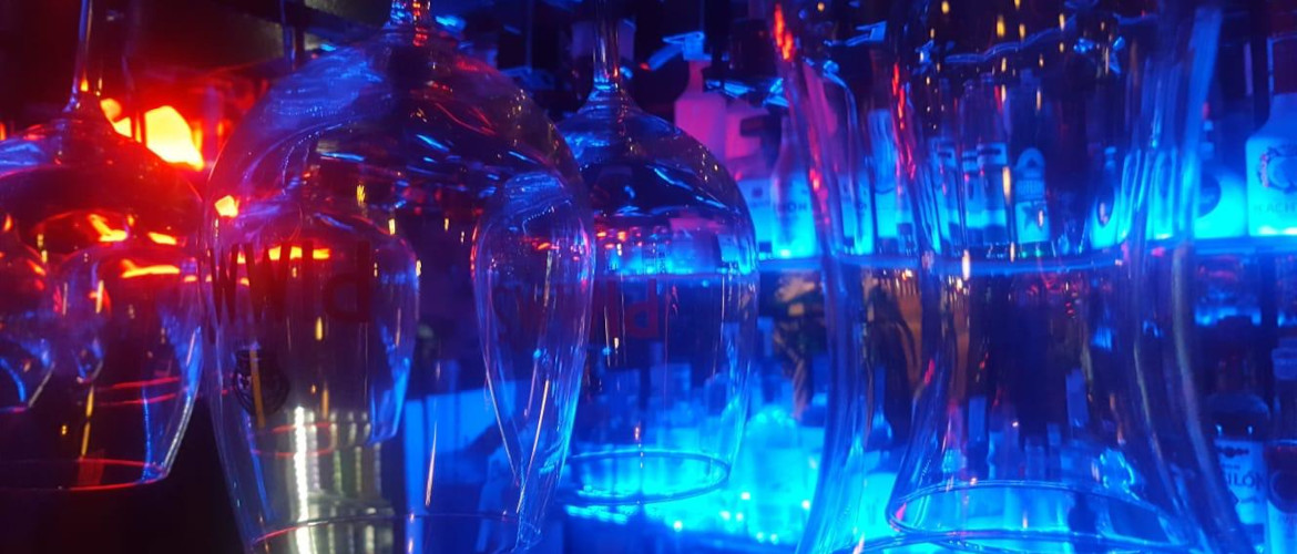 Blaue Gläser an der Bar