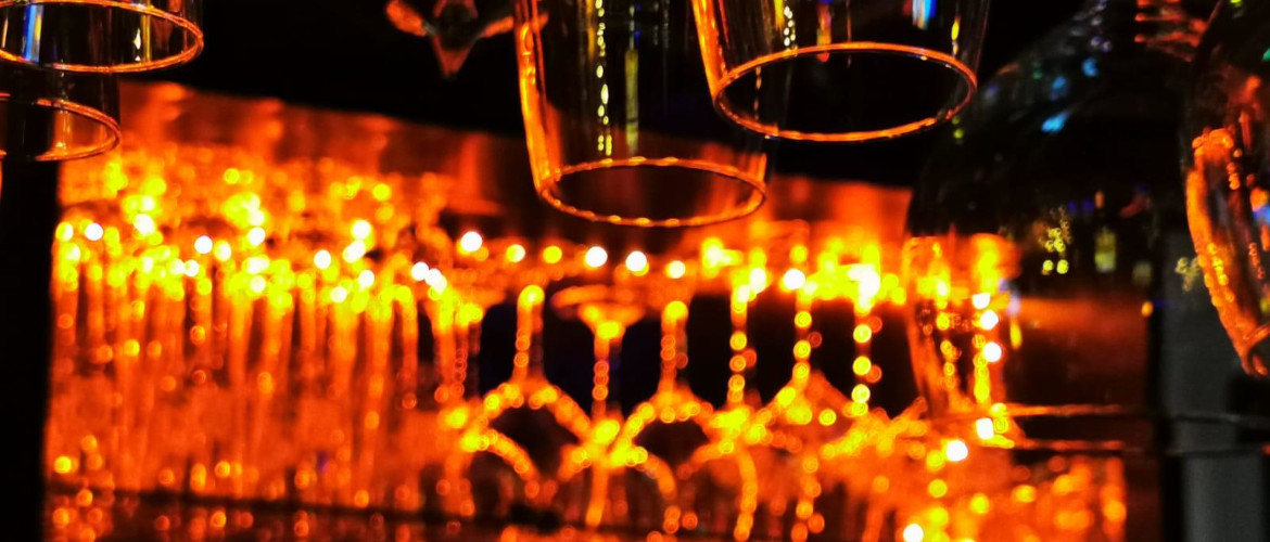 Orange Gläser an der Bar